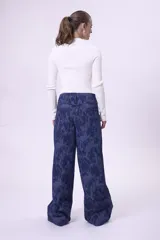 Blusa tejida negra de cuello alto y manga larga.