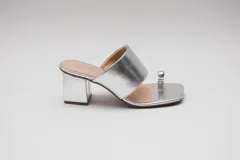 Sandalias negras con taco cuadrado y tira ancha sobre el empeine. Presentan una tira fina que separa el dedo gordo del resto y un aplique metálico plateado.