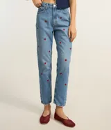 Pantalón mom jeans celeste con bordados de frutillas rojas.