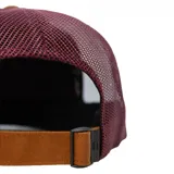 Gorra marrón con visera plana, estructurada y profunda. Parte trasera de mesh color borgoña.