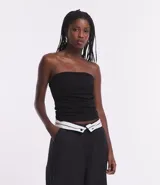 Blusa sin breteles negra de rib con textura ligera y fruncido lateral.
