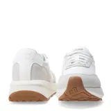 Championes urbanos New Balance 370, color blanco con detalles en gris, confeccionados en gamuza y malla, con logo "N" característico en los laterales y suela de goma color caramelo.
