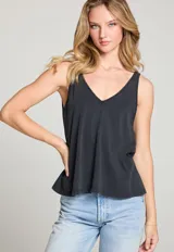 Musculosa negra con escote en V y corte holgado.