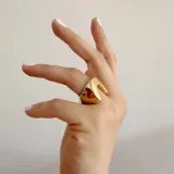 Anillo dorado de acero quirúrgico hipoalergénico con baño en oro 18K, de diseño moderno y minimalista.