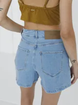 Short de jean celeste con bolsillos delanteros y traseros.
