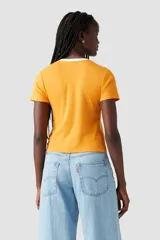 Remera deportiva color naranja con cuello y mangas con borde blanco. Estampado pequeño en el pecho con el logo de la marca.