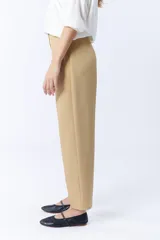 Pantalón de vestir color beige, elastizado, con diseño de corte carrot y ajuste cómodo.