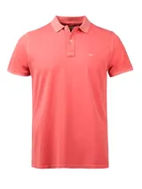 Remera polo color salmón de piqué de algodón orgánico, corte regular, con cuello clásico y tapeta de dos botones.