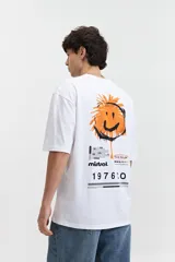 Remera blanca de manga corta con corte oversize y cuello redondo.