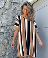 Vestido tejido de algodón con rayas verticales en tonos beige, blanco y negro, con escote en V y mangas cortas.