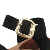 Sandalias marrones con plataforma de corcho, tira ancha sobre el empeine y pulsera al tobillo con hebilla dorada.