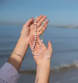 Collar de cuentas de piedra de la luna y amatista con cierre de acero hipoalergénico con baño dorado. Incluye kit de cristales de aguamarina, lapislázuli y amazonita.
