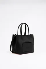 Bolso Chihuahua de nylon color negro, marca Bimba y Lola. Tiene estructura blanda y tamaño pequeño, con doble asa de mano y asa de tejido, piezas de piel, cierre con botón de presión, logo grabado, acabados metálicos, bolsillo interior e interior con placa metálica logotipada.