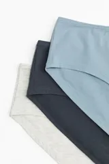 Pack de 7 bombachas de punto en colores surtidos: azul marino, gris jaspeado, gris claro, rosa pálido, blanco, azul y celeste. Diseño hipster con cintura estándar y cobertura media.