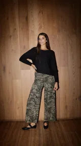 Pantalón palazzo de punto fino con estampado botánico y tiro alto.