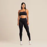 Calza larga color beige, de tiro alto y calce ajustado.