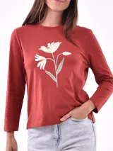 Remera blanca de manga larga con cuello redondo y estampado frontal con la frase "All my love darling" en color celeste.