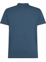 Chomba azul de Tommy Hilfiger con cuello tipo chomba, cartera de dos botones y logo bordado en el pecho.