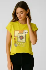 Remera amarilla de algodón con cuello redondo y estampado de motivos playeros enmarcados en cuadrados.