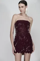 Vestido sin tirantes en color burdeos, con detalle de escamas y diseño ajustado.