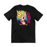 Remera color violeta con estampado de Gohan SSJ2 y texto en japonés en el pecho. Corte clásico y mangas cortas.