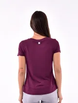 Remera de manga corta color lila con cuello en V.