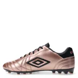 Championes de fútbol Umbro modelo Touch AT para hombre, diseñados para fútbol 11. Cuentan con una capellada sintética blanca con detalles en color celeste, cierre de cordones y suela con tapones para un mejor agarre en la cancha.