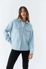 Sobrecamisa rosa con bolsillos, de manga larga y cierre frontal con botones.