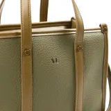 Cartera tipo tote de cuero sintético graneado color verde oliva, con doble asa de mano y correa bandolera ajustable y desmontable. Tiene cierre superior, herrajes plateados y logo metálico XL en el frente. El interior es de tela de algodón y poliéster, con dos bolsillos abiertos y uno con cierre.