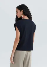 Musculosa azul de tejido de punto con cuello redondo y sisas amplias.
