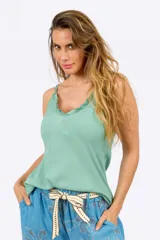 Top de tirantes delgado, color menta, con detalle de volados en el escote.