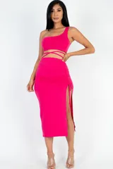 Conjunto de falda y top fucsia. Falda midi con tajo lateral, frunce y cordón ajustable.