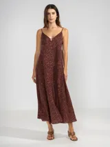 Vestido largo marrón con estampado animal, breteles finos y escote en V profundo con detalle de flores.