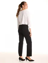 Pantalón recto negro de tiro alto, con cintura elastizada y faja interna. Presenta una pierna delantera pespuntada y un avío metálico con logo.