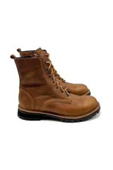 Bota de cuero color camel con cierre metálico y cordones encerados, forrada en cuero.