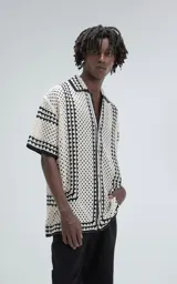 Camisa de manga corta tejida de punto abierto (símil crochet), calce oversize.