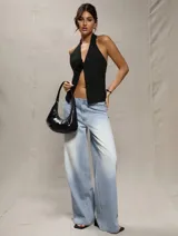 Top negro con escote halter y abertura frontal con detalle de rosa.