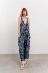 Mono largo de lino con estampado floral en tonos azules, escote en V pronunciado, tirantes anchos y bolsillos laterales.