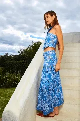 Falda larga de encaje celeste con estampado de palmeras. Presenta cintura elastizada y forro interior.