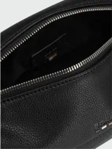 Neceser Boss de cuero negro con cierre superior y bolsillo frontal con cierre. Incluye asa lateral de mano y logo metálico en el frente.