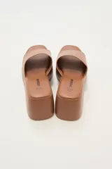 Sandalias negras con plataforma y tira ancha sobre el empeine.