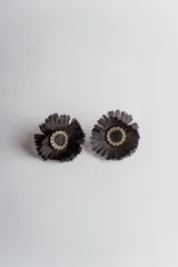 Aros de tela negros con forma de flor y centro de resina y strass.