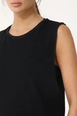 Musculosa negra de algodón con cuello redondo y sisas amplias.