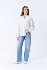 Pantalón de jean celeste de corte wide.