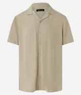 Camisa boxy masculina de viscosa color beige, con mangas cortas, cuello camisero y abotonadura frontal.