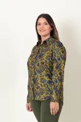 Camisa estampada de manga larga en tonos de verde, azul y tostado, con corte clásico.