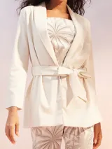 Blazer negro de corte clásico con cinturón a la cintura, perfecto para cualquier ocasión.