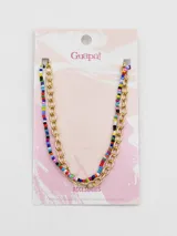 Set de dos collares cortos: uno de cadena dorada de eslabones grandes y otro de cuentas de colores.