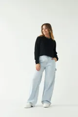 Sweater negro de punto con textura acanalada, cuello redondo y corte relajado.