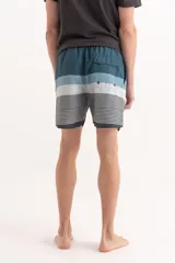 Short de baño para hombre con rayas horizontales en tonos azul, gris y negro.